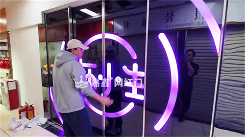 展馆全自动科技 触摸感应网红门.png